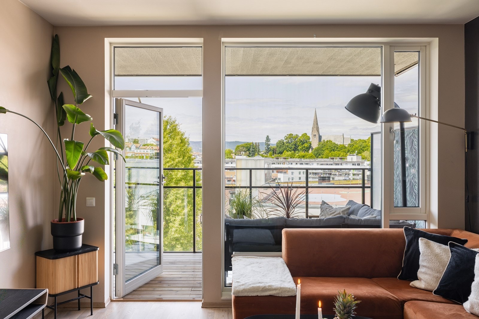 Fra stuen er det utgang til en herlig balkong på 19 kvm Galleribilde