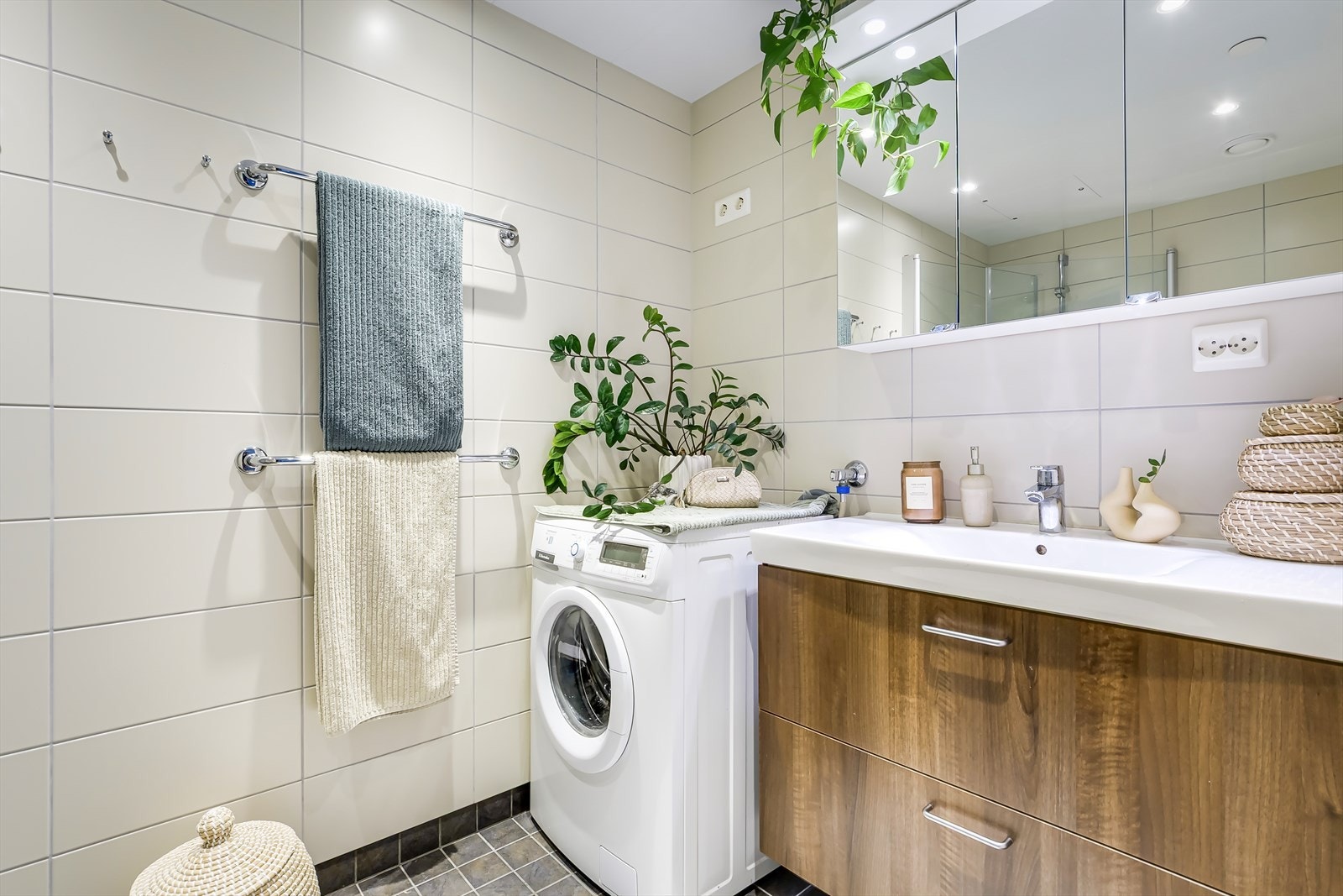 Innredningen består av servant med skuffeseksjoner, toalett, dusjhjørne og opplegg for vaskemaskin Galleribilde