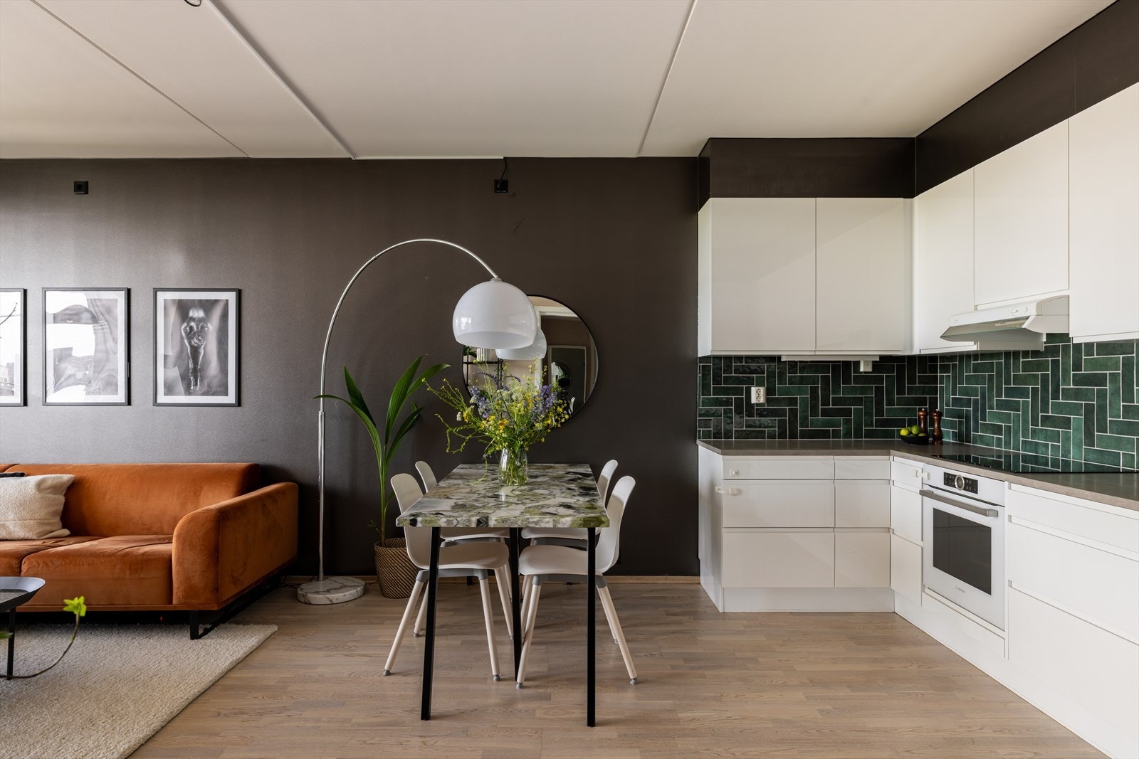 Det er god plass til et hyggelig spisebord ved kjøkkenet Galleribilde