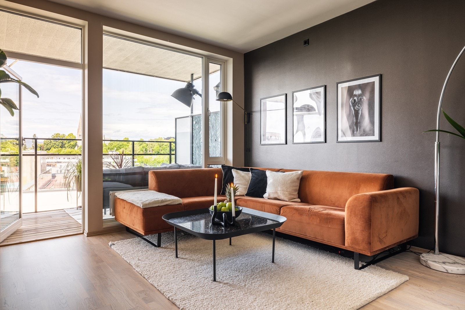 Stue med store vindusflater som slipper inn godt med naturlig lys Galleribilde