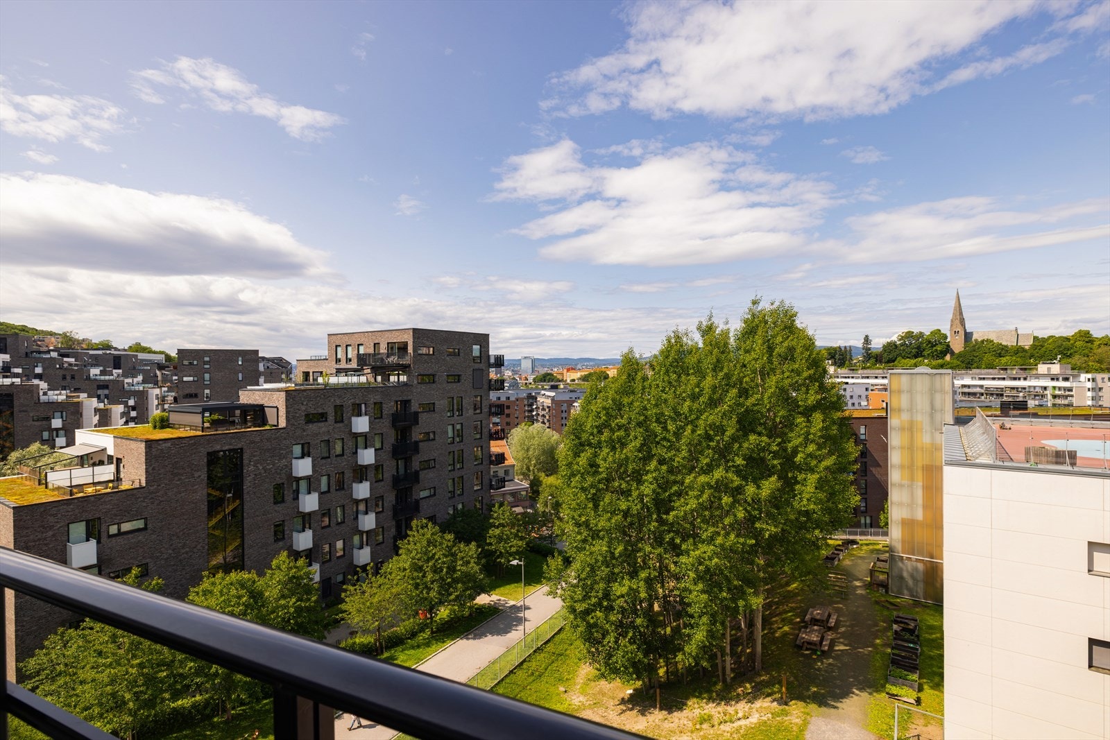 Nabolaget består av fine grøntområder med vannspeil og frodige bakgårder med flere sitteplasser Galleribilde