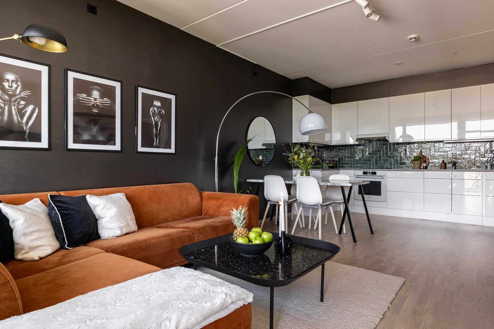 Stuen og kjøkkenet har en åpen og sosial planløsning Galleribilde