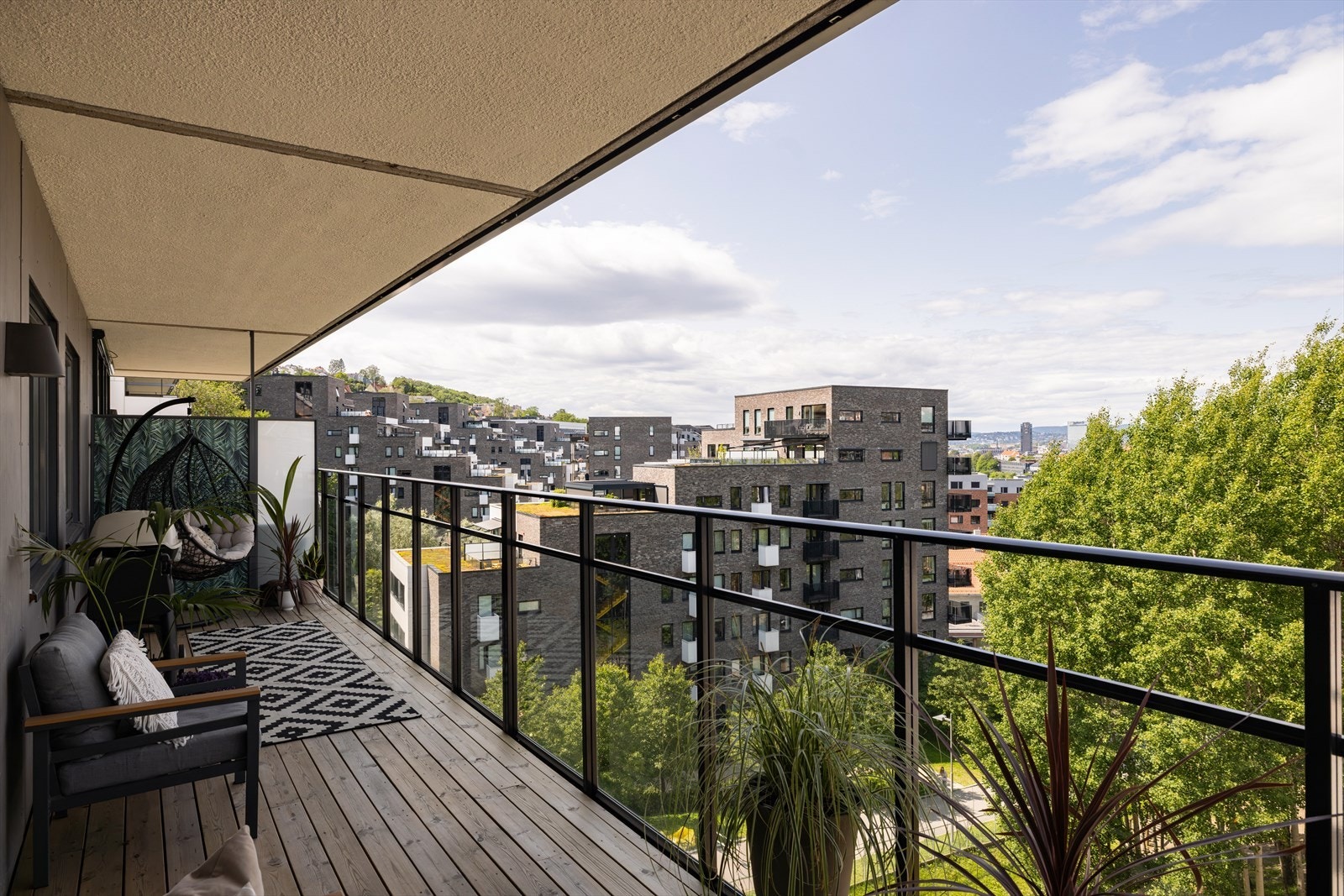 Balkongen byr på ettermiddags- og kveldssol Galleribilde