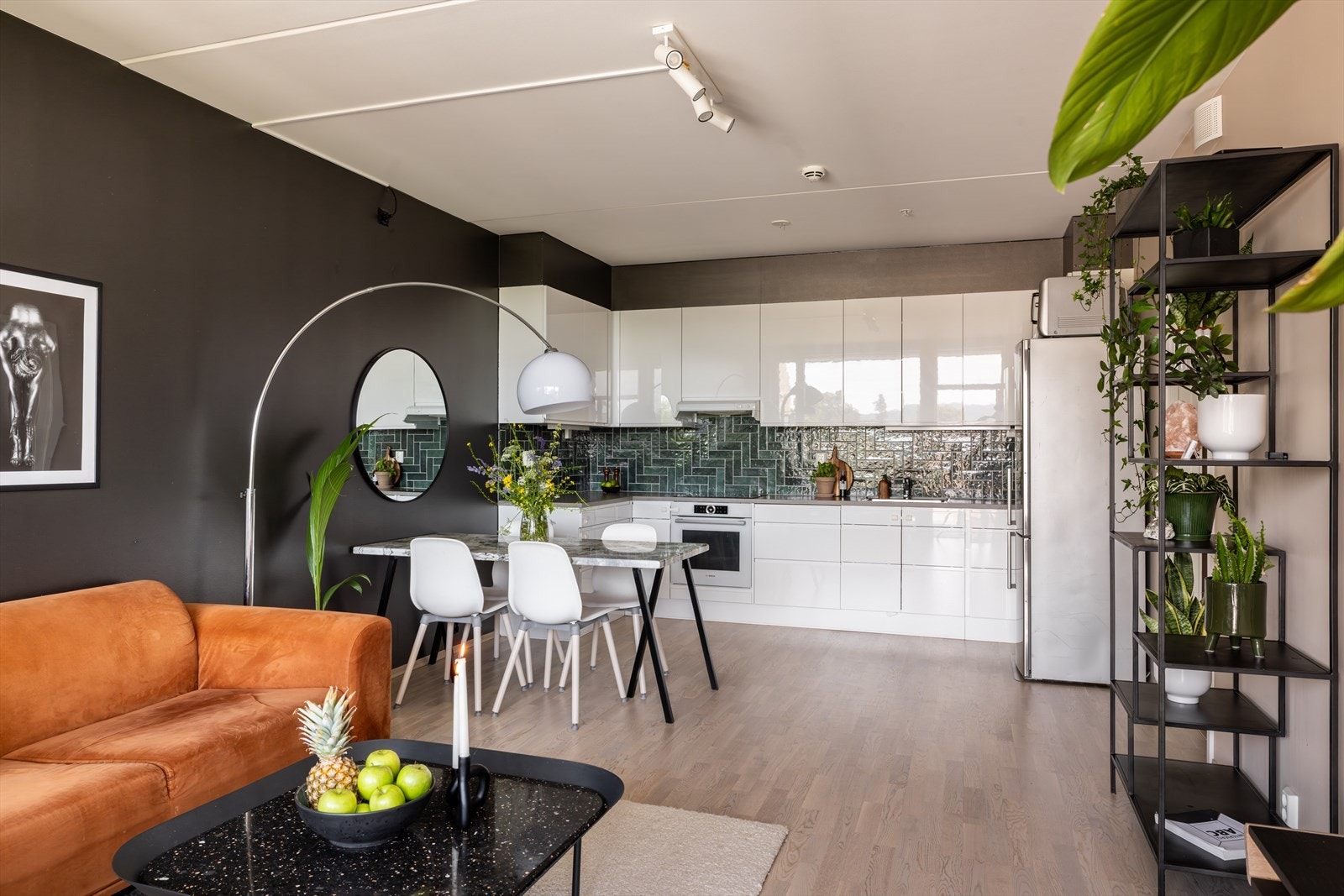 Kjøkkenet er utstyrt med integrerte hvitevarer som komfyr, platetopp og oppvaskmaskin, samt frittstående kjøleskap med frys Galleribilde