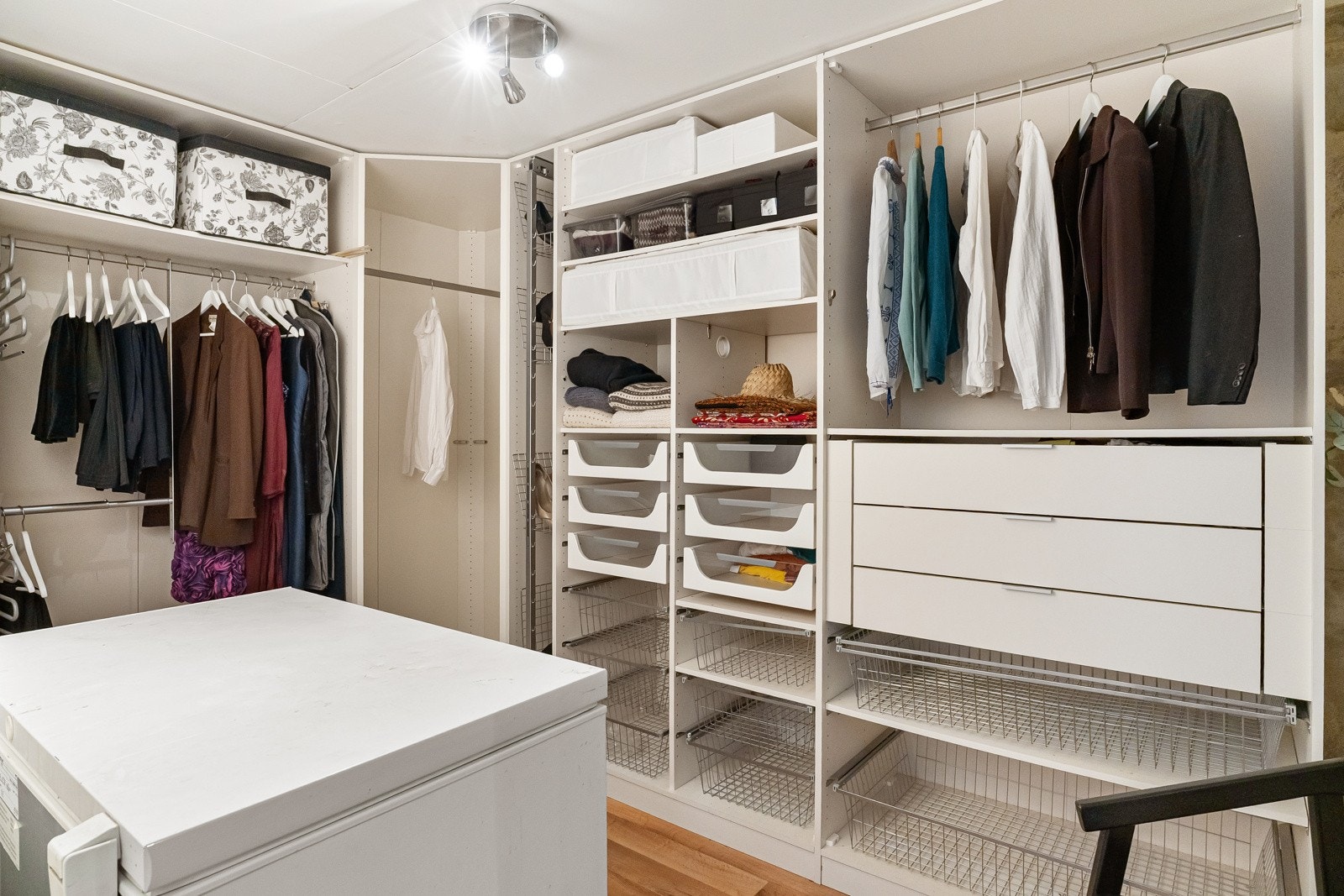 Det har blitt satt inn skapinnredning i boden og rommet er i dag benyttet som walk in closet Galleribilde