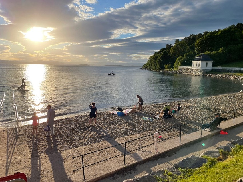 Hvervenbukta er en meget populær badeplass en kort spasertur unna. Den HC-vennlige turveien rundt Fiskevollen er mye brukt hele året, og kafeen Anne på landet er en tur verdt i seg selv Galleribilde