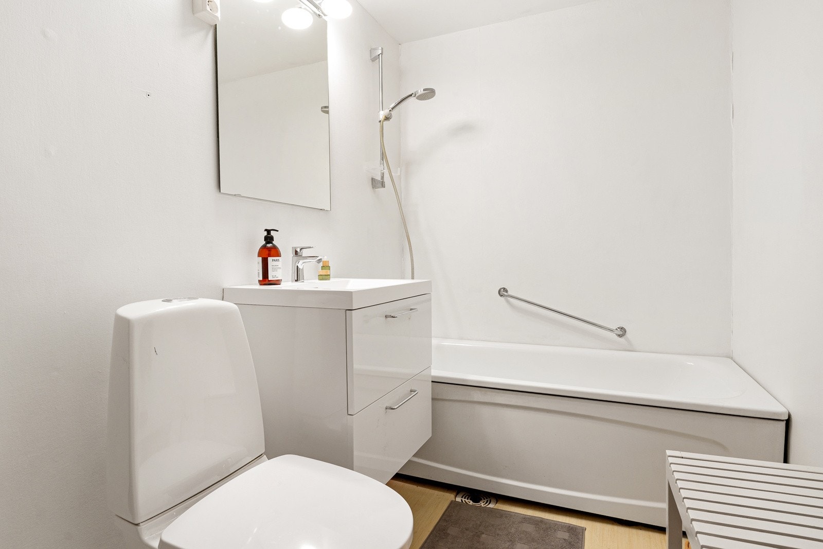 Badet har nyere servant med ettgreps kran og skuffer under, nyere servant med ettgreps kran og skuffer under, nyere gulvstående toalett, badekar og opplegg for vaskemaskin Galleribilde