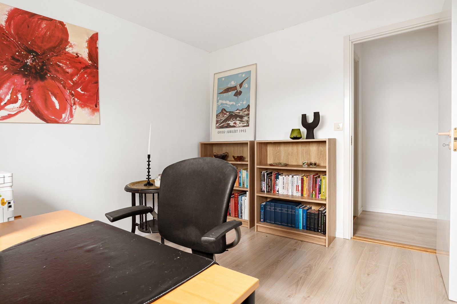 I gangen utenfor soverom i 2.etasje er det loftsluke og ny trapp ble satt inn i 2025. God lagringsplass Galleribilde