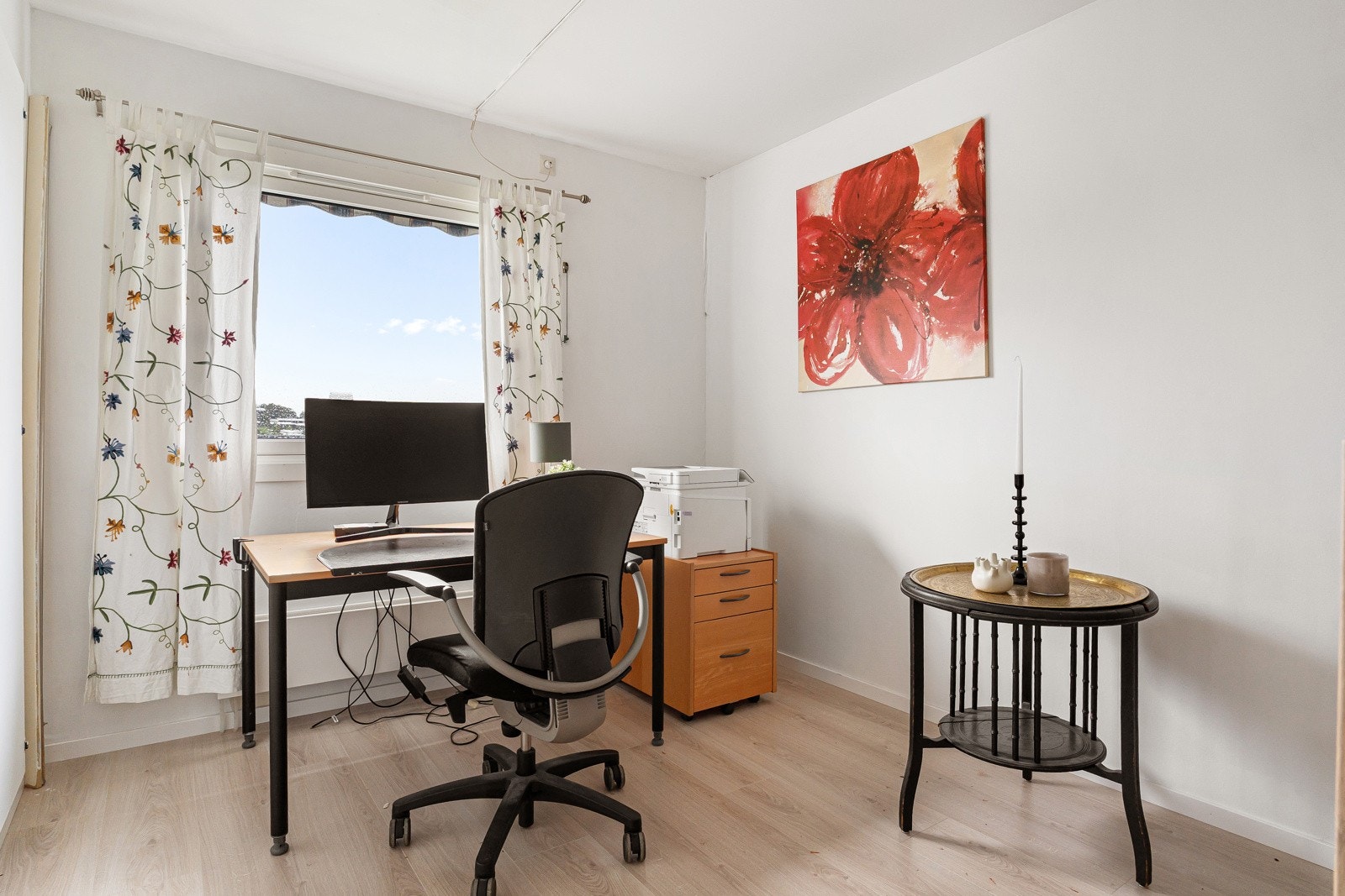 Ett av tre gode soverom i boligen. Dette er soverom i 2.etasje. Perfekt som barnerom, hjemmekontor gjesterom Galleribilde