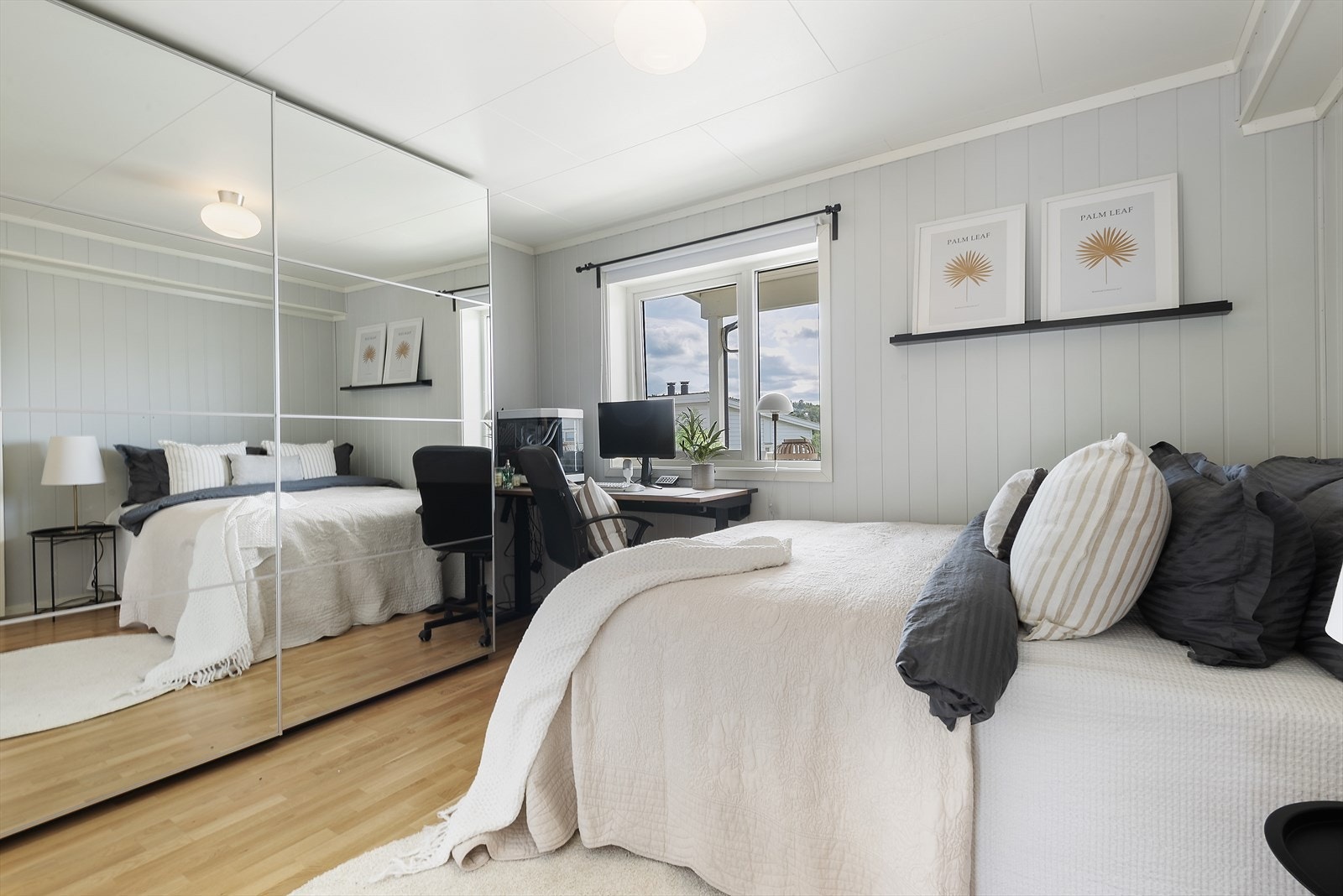 Hovedsoverom har skyvedørsgarderobe. Galleribilde