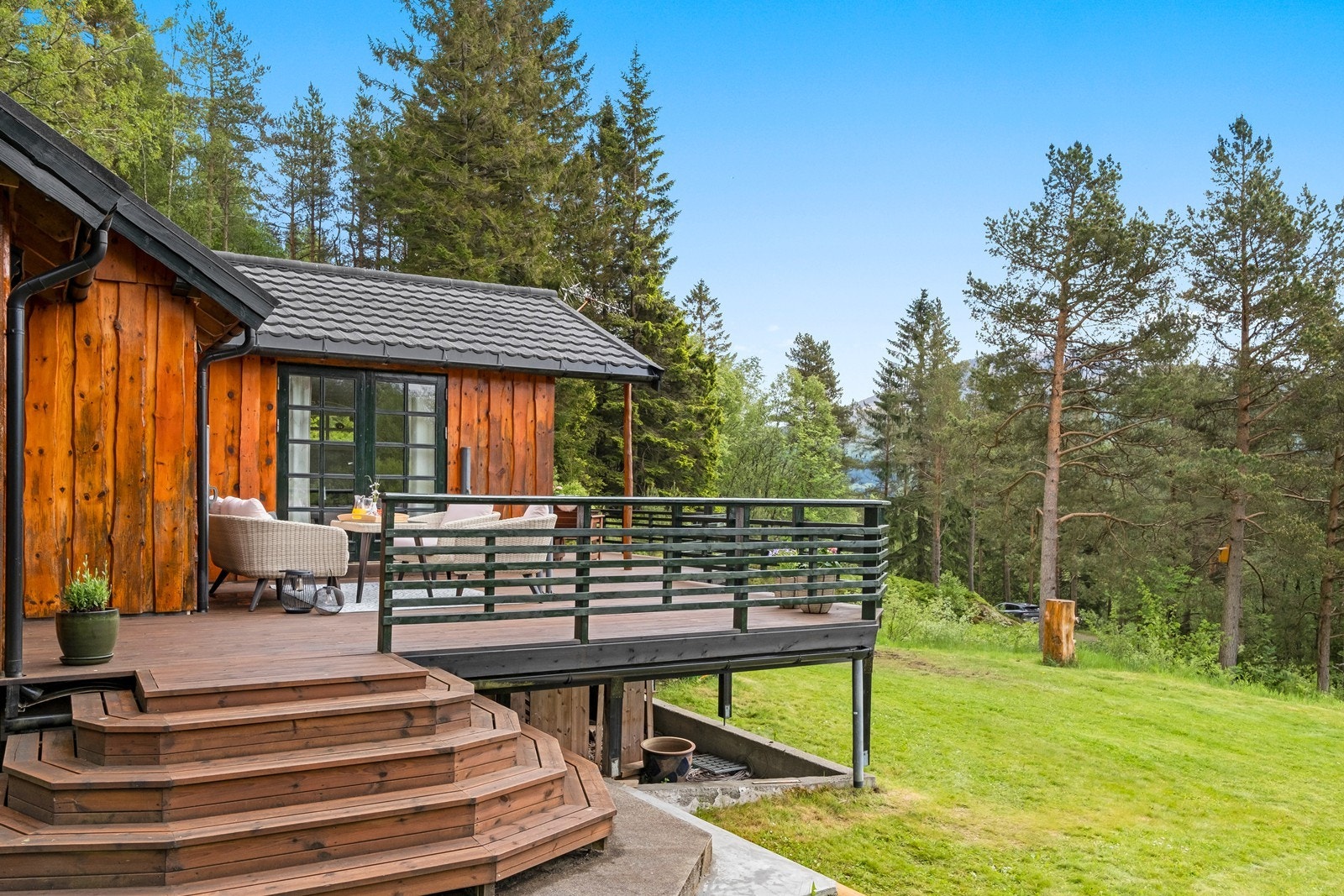 Pent opparbeidet med trapp mellom inngangsparti/ terrasse og hageområdet. Galleribilde