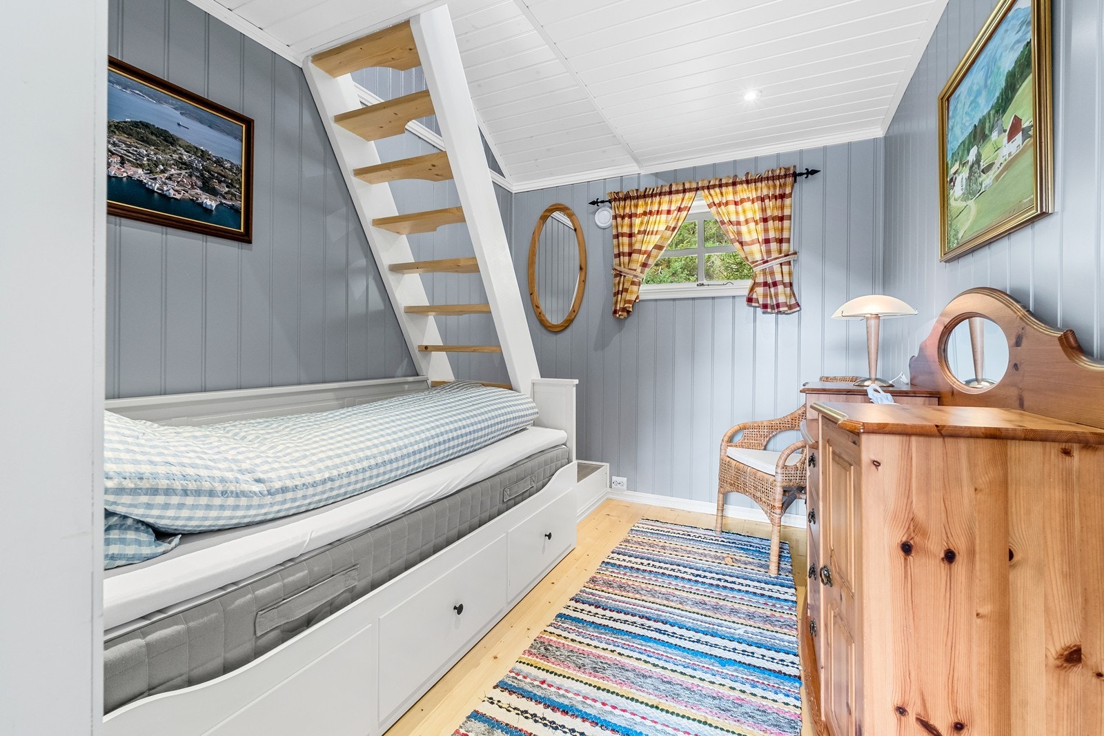 Soverom 2, med innebygd seng og trapp til hems. Galleribilde