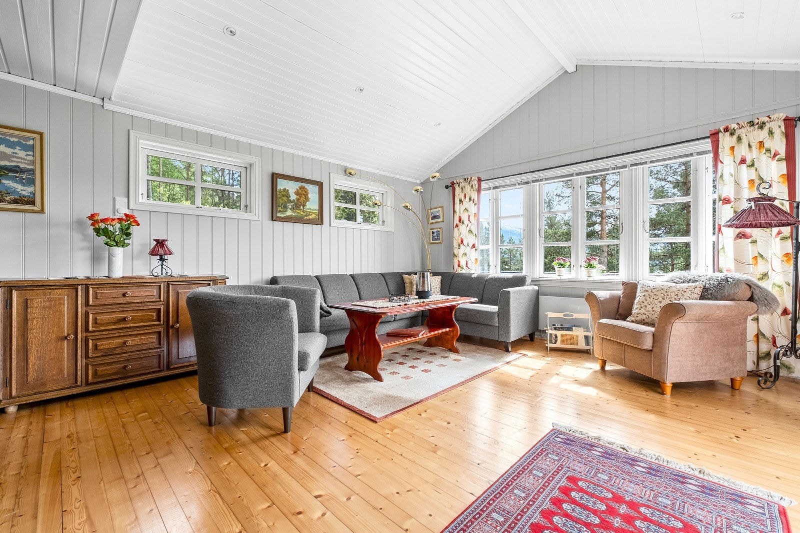 Romslig stue med høy himling og store vinduer. Galleribilde