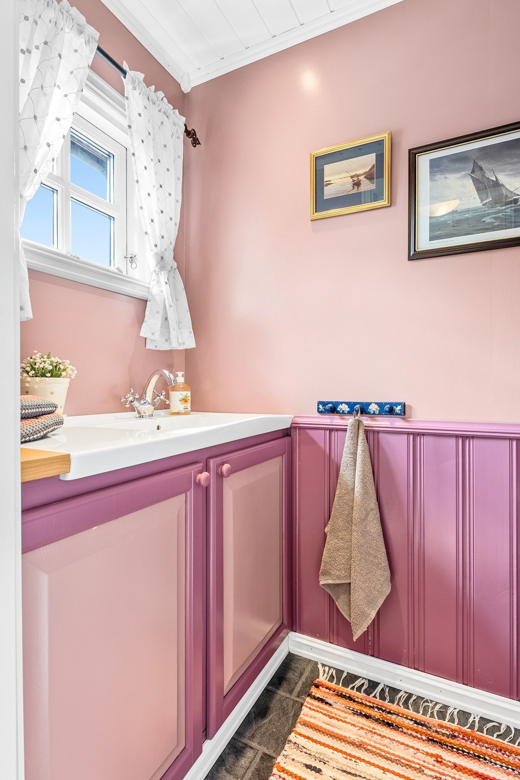 Toalettrommet er innredet med servant og underskap. Galleribilde