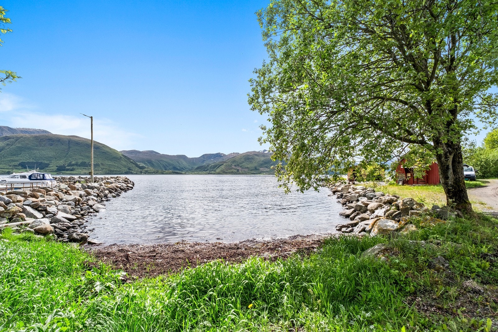 Kort vei til Kvernesfjorden. Galleribilde