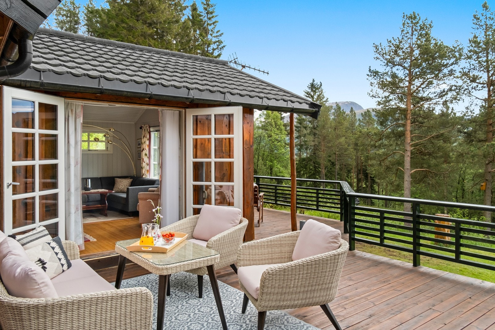 Doble terrassedører mellom stuen og terrassen. Galleribilde