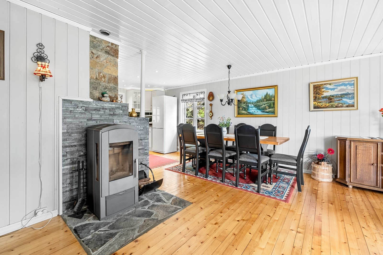 Peisovn er montert på stue. Galleribilde