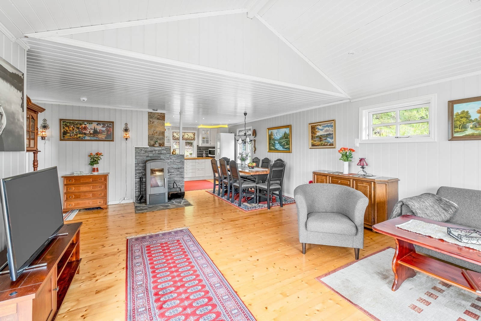 Åpen løsning mellom stue og kjøkken gir god romfølelse. Galleribilde