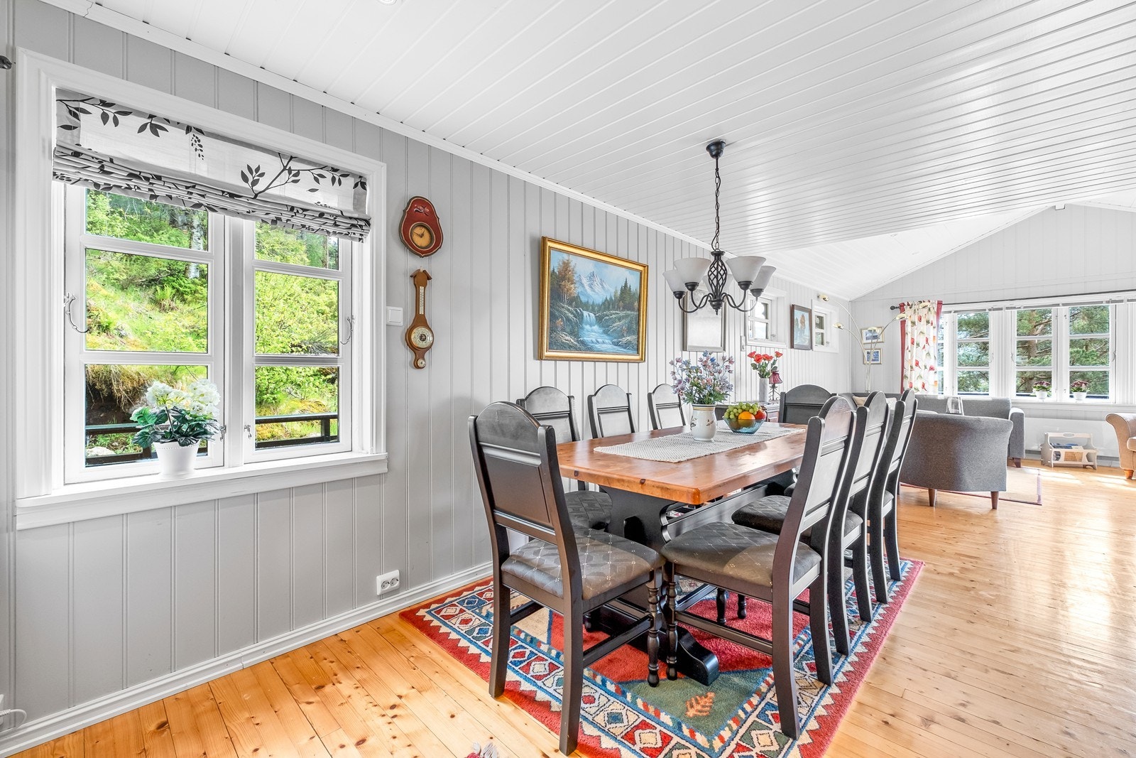 Spisestue med plass til stort spisebord. Galleribilde