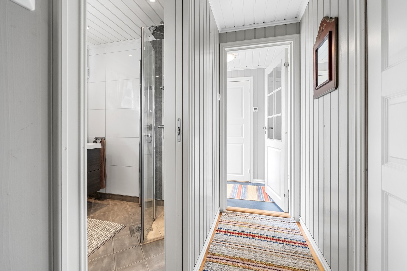 Gang sett mot entrè og bad. Galleribilde