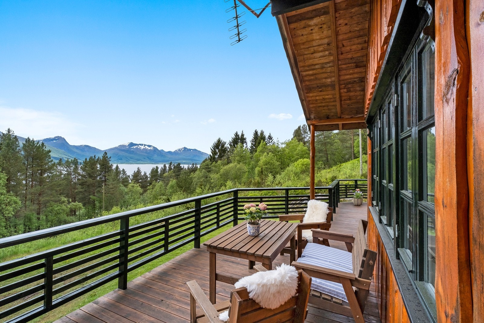 Utsikt mot Kvernesfjorden, Eide og Lyngstad. Galleribilde