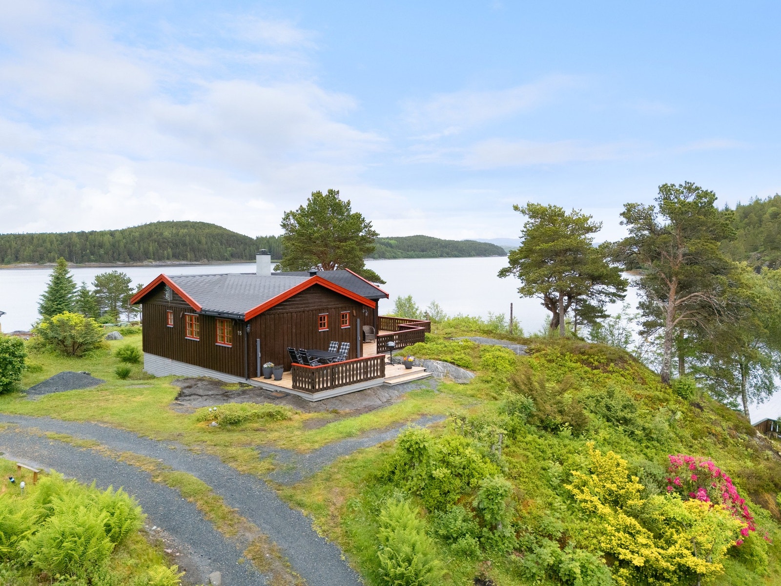 Her kan man slappe av å nyte varme sommerdager. Ta båten ut på sjøen med fisking og bading. For så å komme tilbake hit for grilling og et godt måltid. Galleribilde