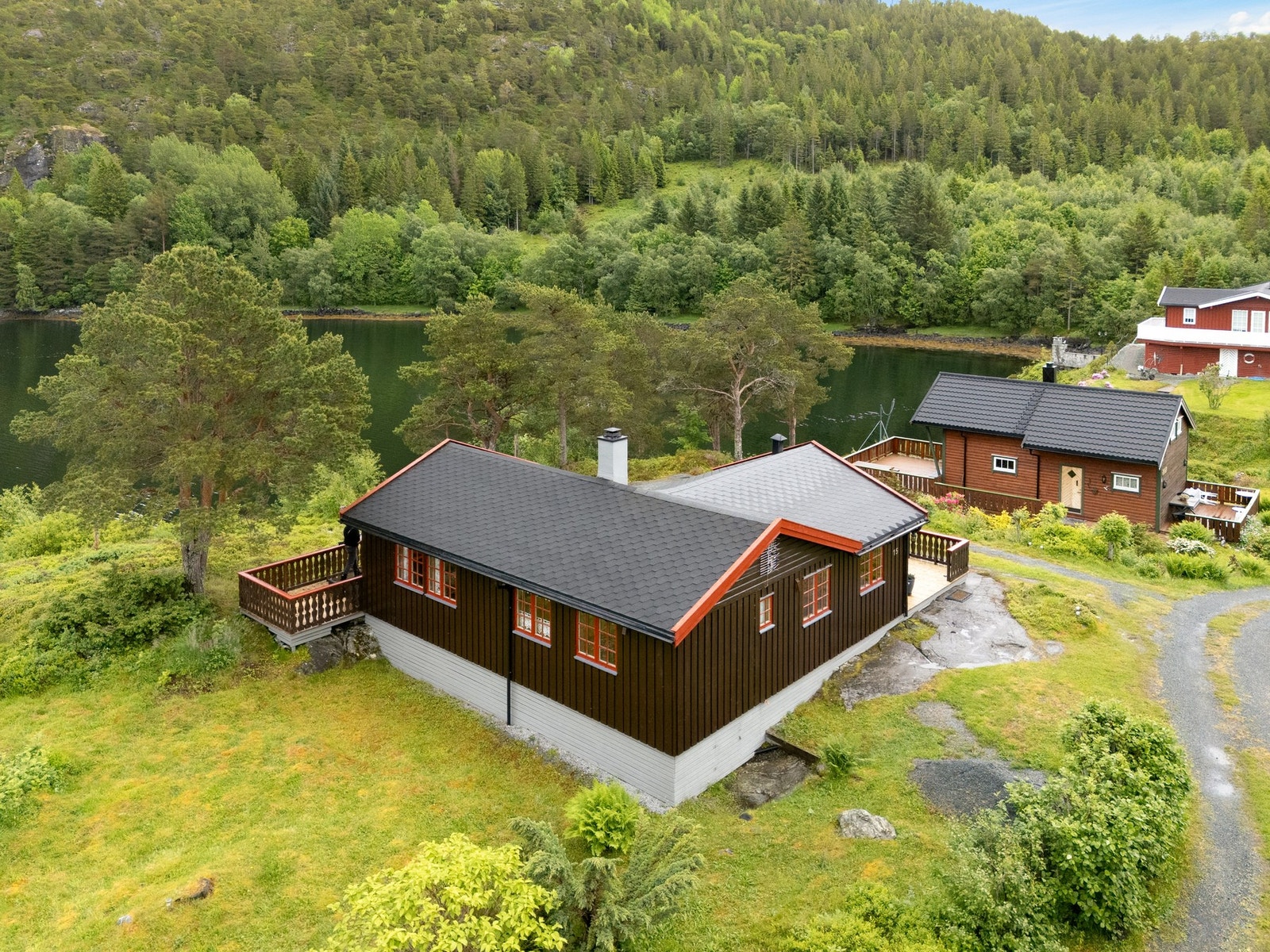 Ihht reguleringsplanen så er det tillatt å sette seg opp et frittliggende uthus med grunnflate på inntil 15 kvm på tomta. Galleribilde