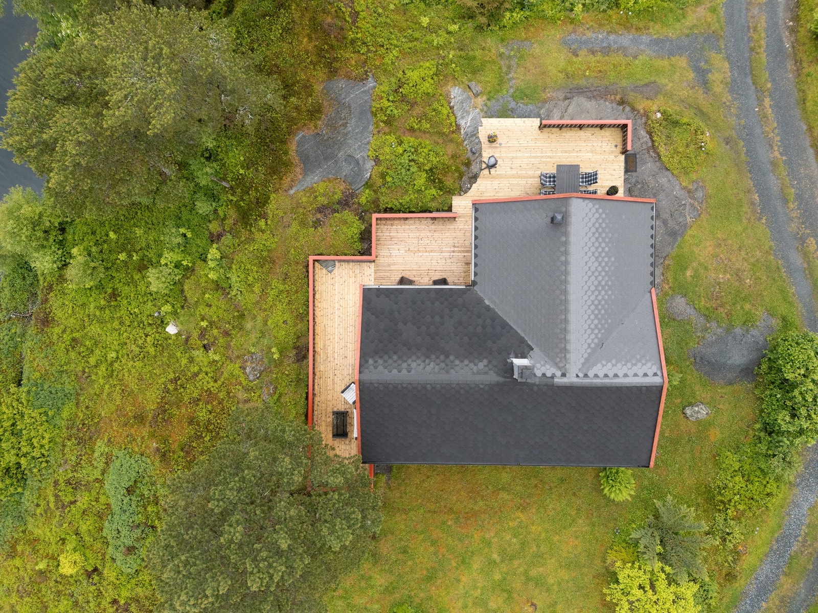 Dronebildet viser godt fotavtrykket til hytta. Galleribilde