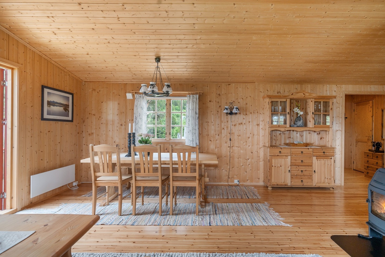 Her er det godt med plass til en stor spiseguppe, slik at man kan samle hele storfamilien rundt bordet. Galleribilde