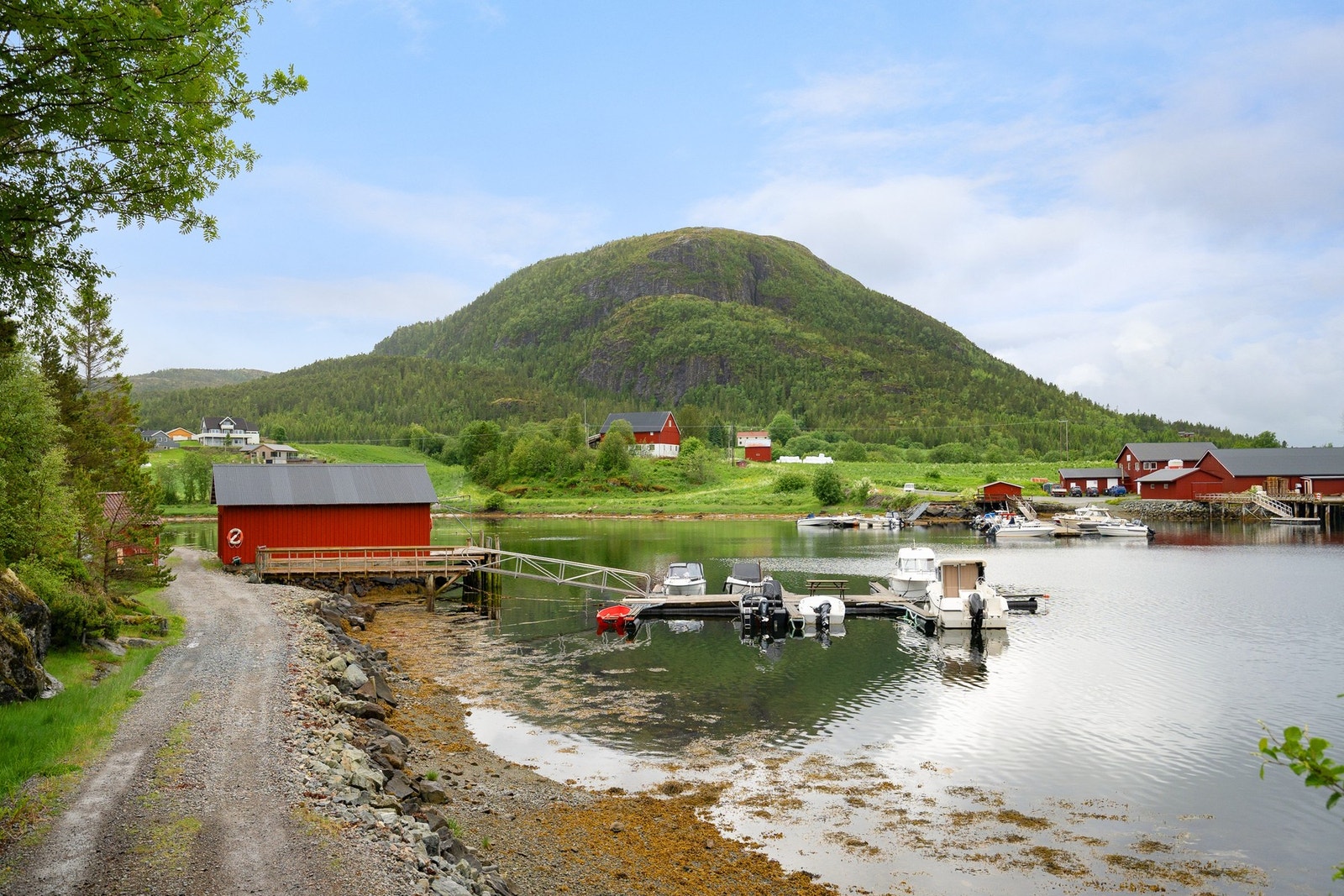 Det medfølger også en båtplass i den lille, koselige marinaen like ved. Galleribilde