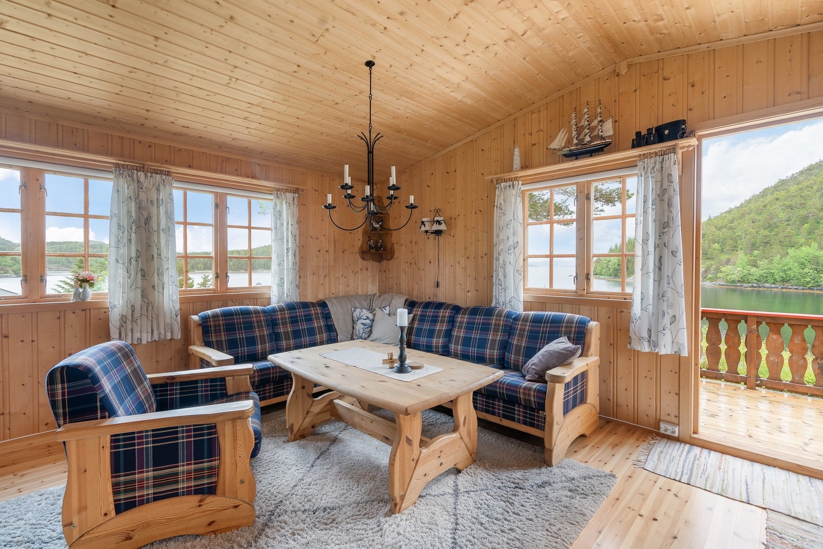 Så kommer man inn igjen til stua. Galleribilde