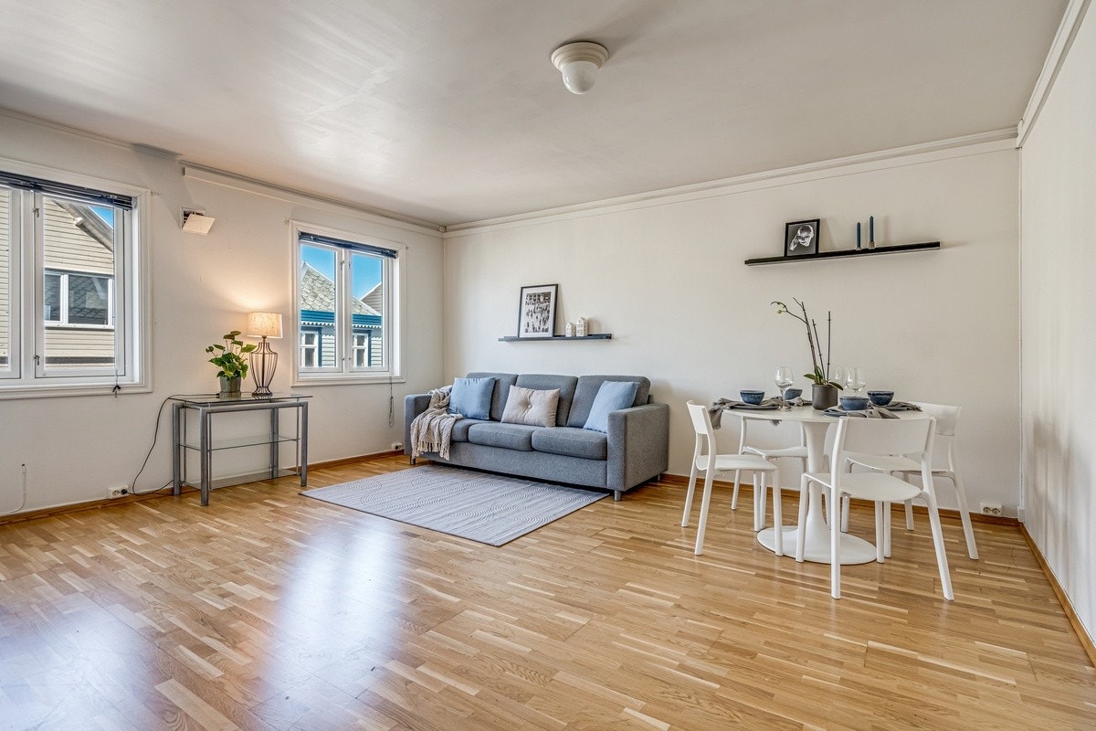 Stue med sofakrok og spiseplass Galleribilde