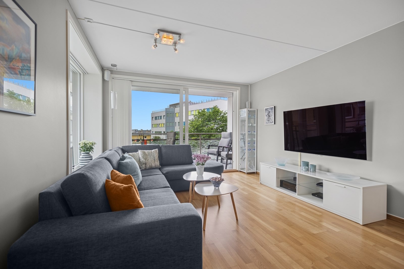 Den åpne planløsningen byr på gode møbleringsmuligheter og du kan enkelt dele opp stuen i soner. Galleribilde