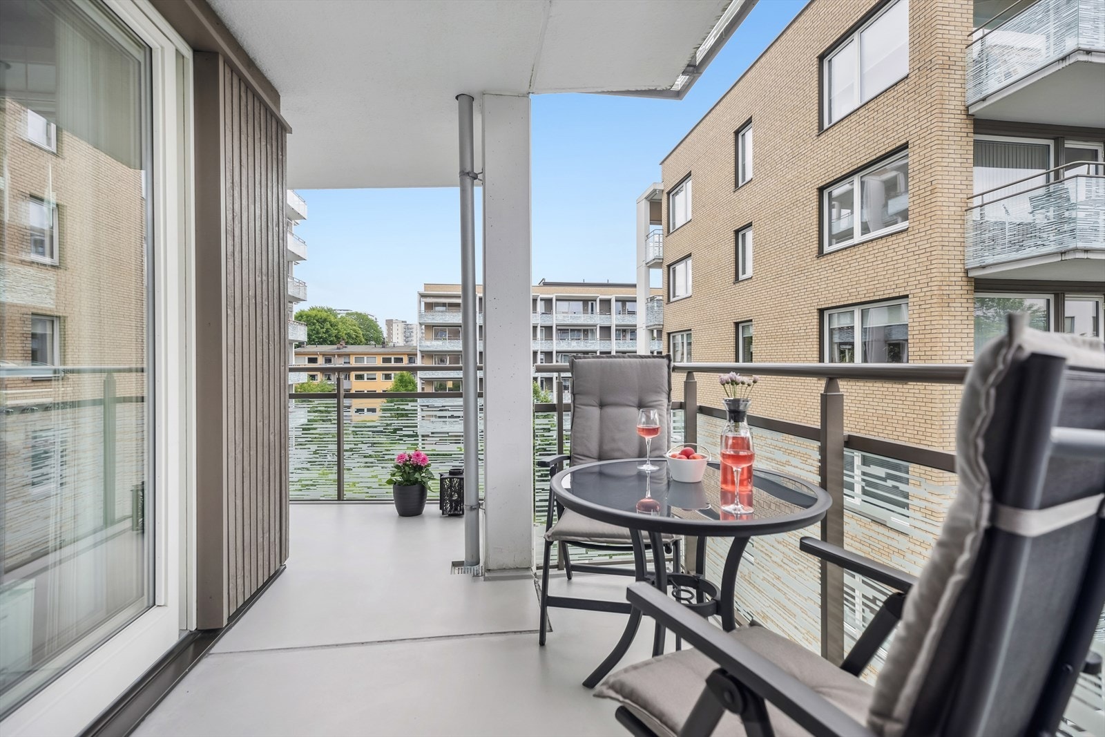 Her kan du invitere nære og kjære for å nyte god mat og hyggelig selskap på varme sommerkvelder. Galleribilde