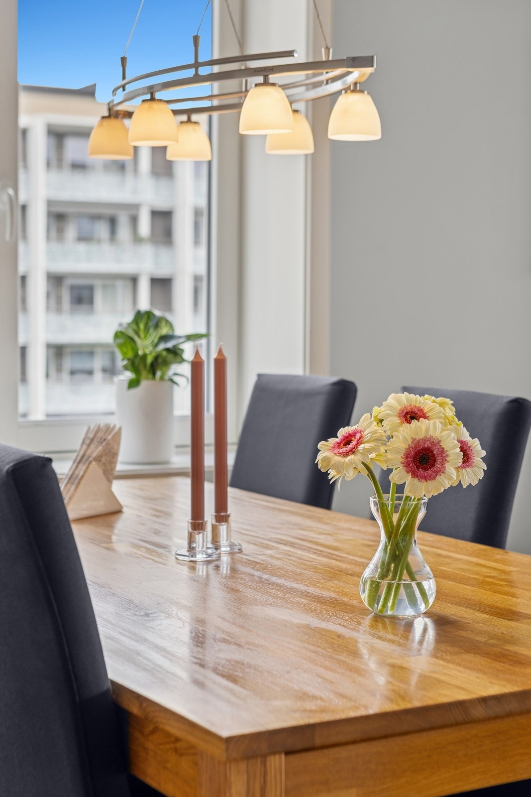 Gjennomgående planløsning med store vindusflater som fyller leiligheten med dagslys og sørger for en lys og luftig atmosfære. Galleribilde