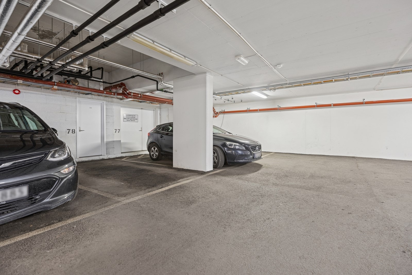 Garasjeplass i lukket anlegg med tilhørende bod ved plassen. Galleribilde