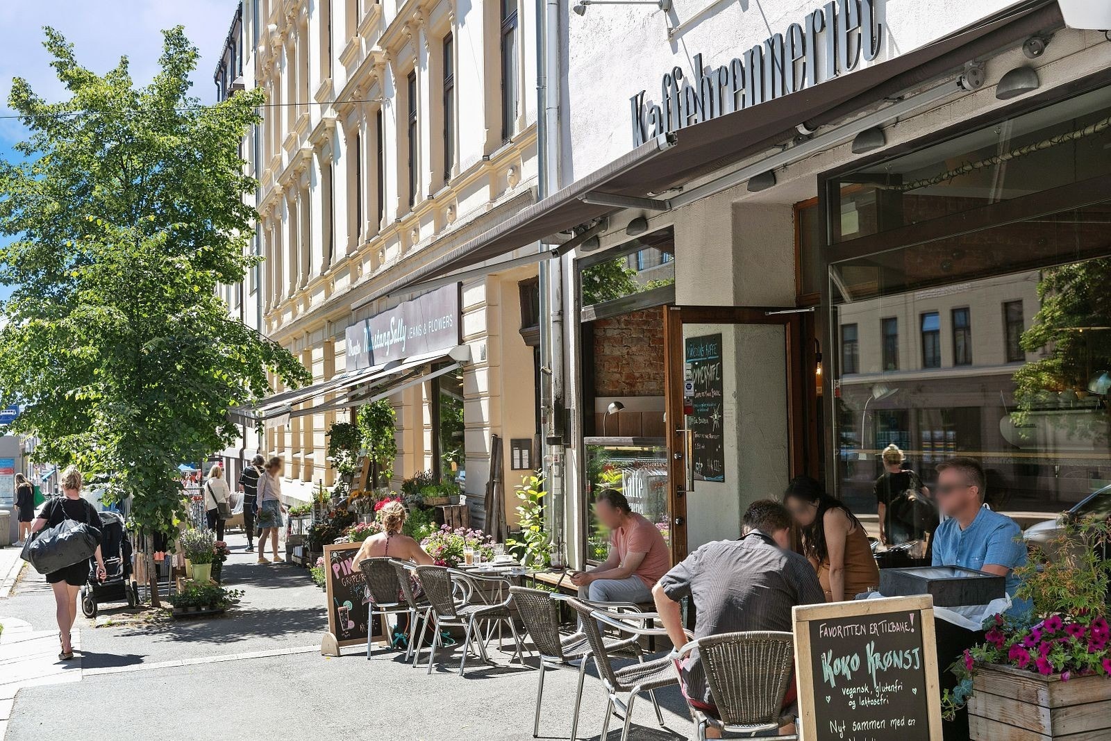 Flere hyggelige kaféer, vinbarer og spisesteder i armlengdes avstand. Galleribilde