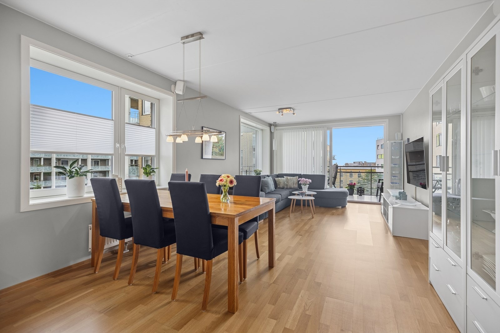 Det ble montert Luxaflex solskjerming på alle vinduer i 2014 og 2015. Galleribilde