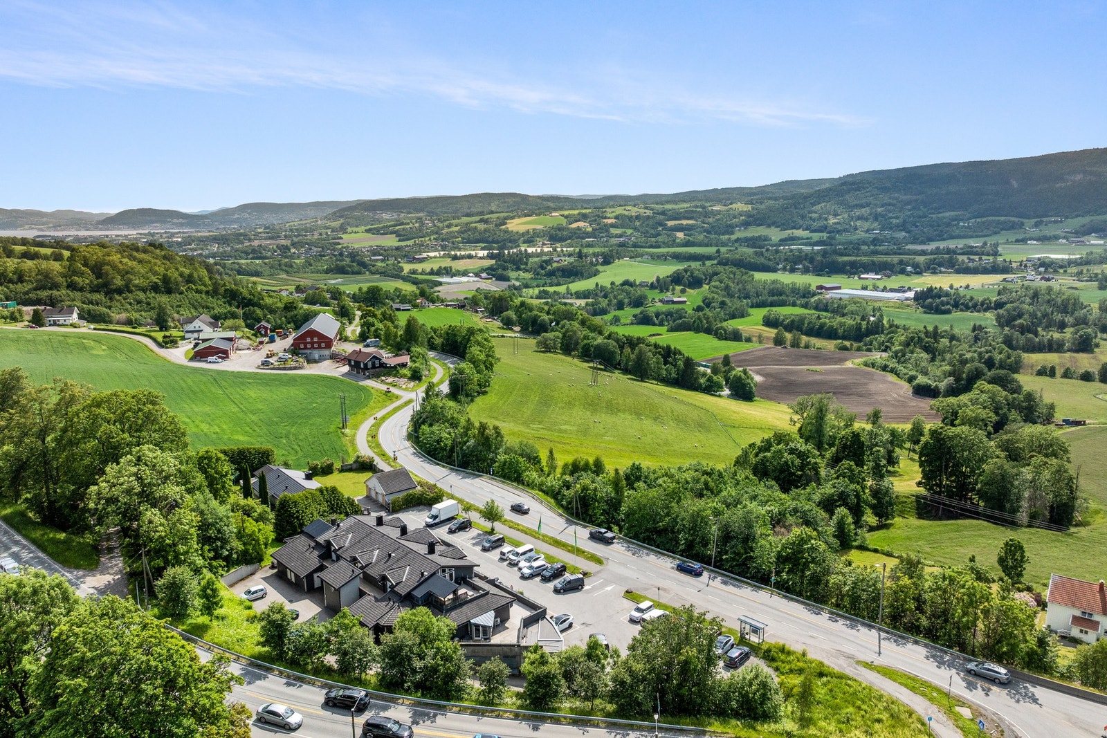 Boligen ligger i grønne omgivelser med kort vei til både matbutikk, buss og E18 - perfekt for deg som ønsker ro og utsikt, men fortsatt nærhet til byen. Galleribilde