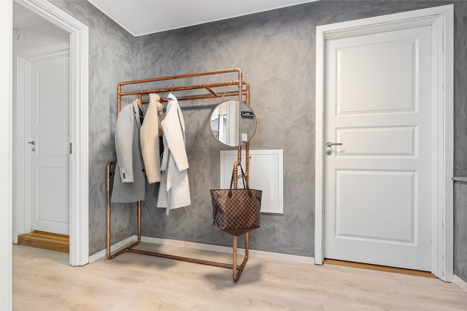 Det er plass til garderobe i entreen. Galleribilde