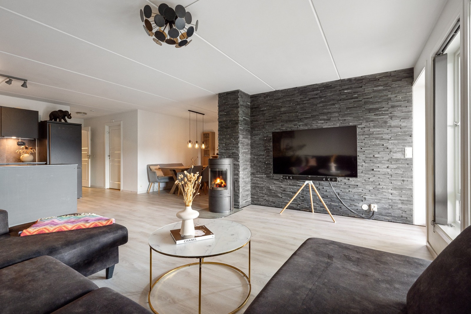 Stuen er av god størrelse med plass til sofakrok, tv-møblement og spisestue. Galleribilde