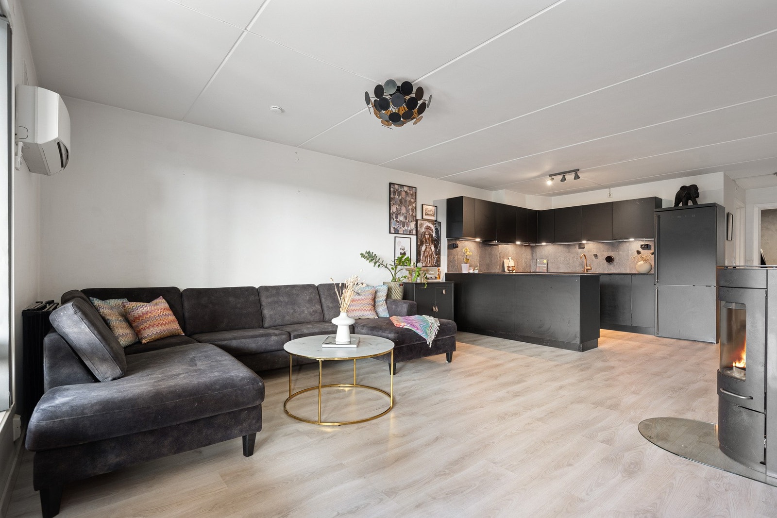 Leiligheten har kjøkken fra 2020 og det ble lagt nytt gulv i hele leiligheten i 2025. Galleribilde