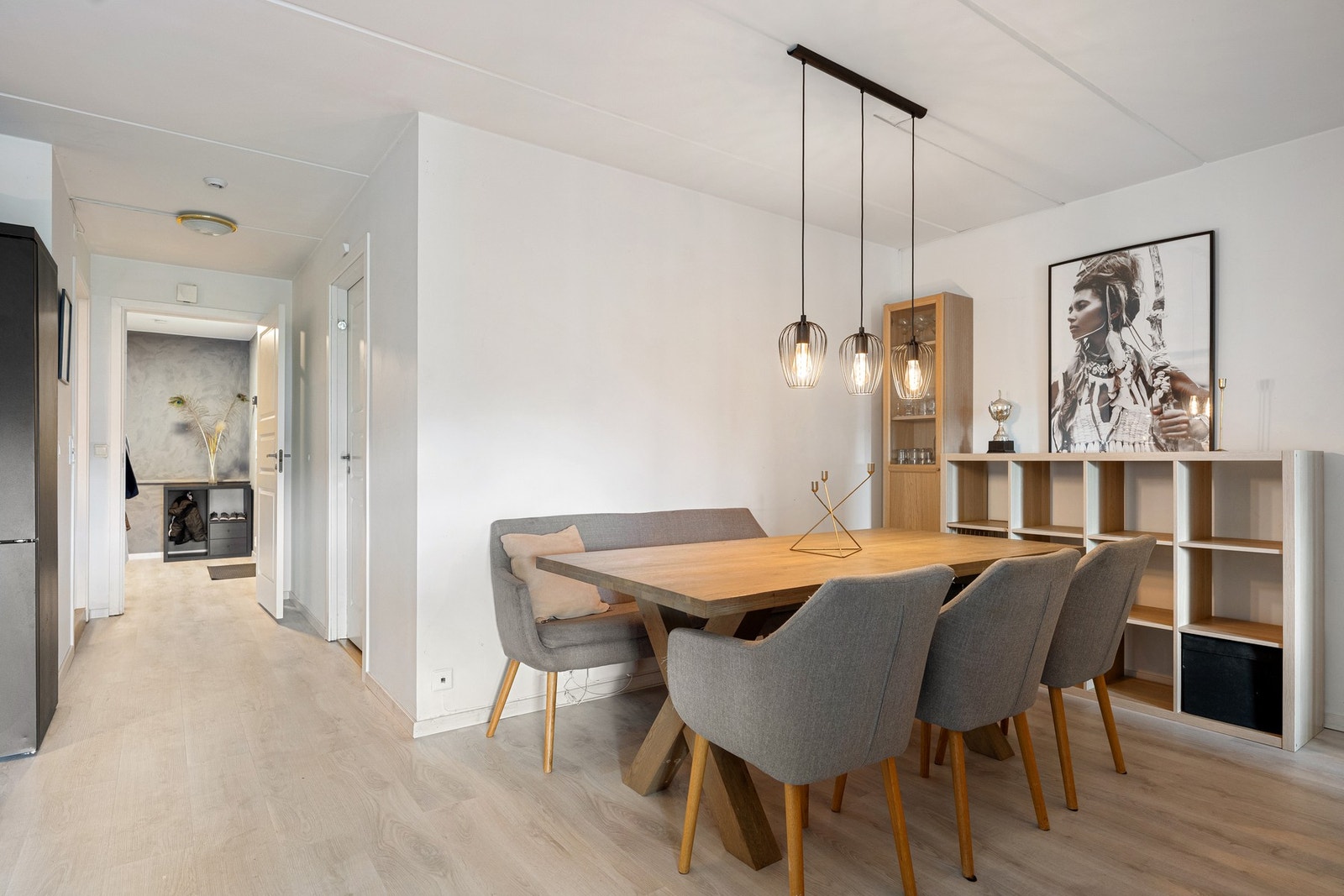 Her er det god plass til langbord og vitrineskap. Galleribilde