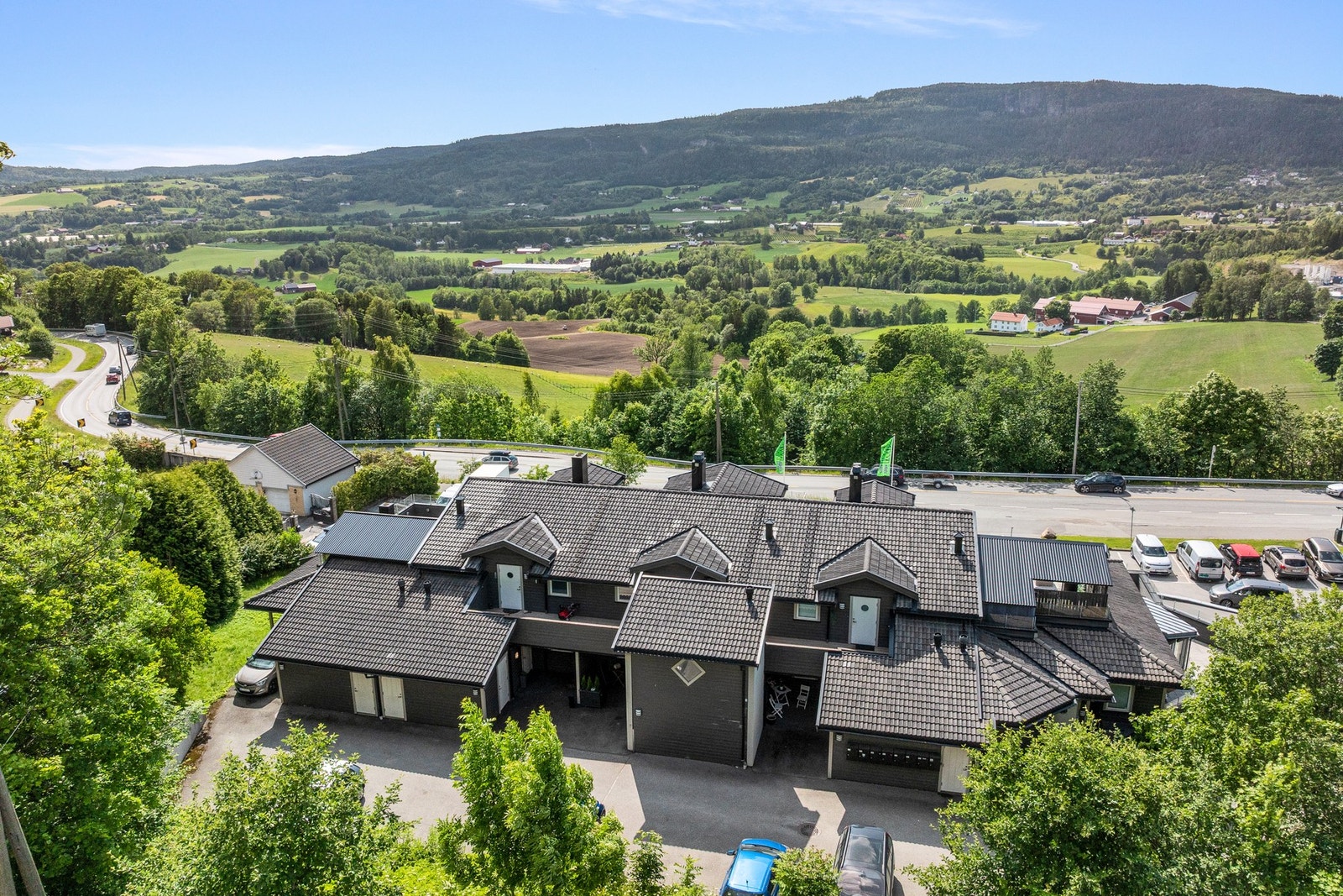 Attraktiv beliggenhet med vidstrakt utsikt over vakre Lierdalen. Galleribilde