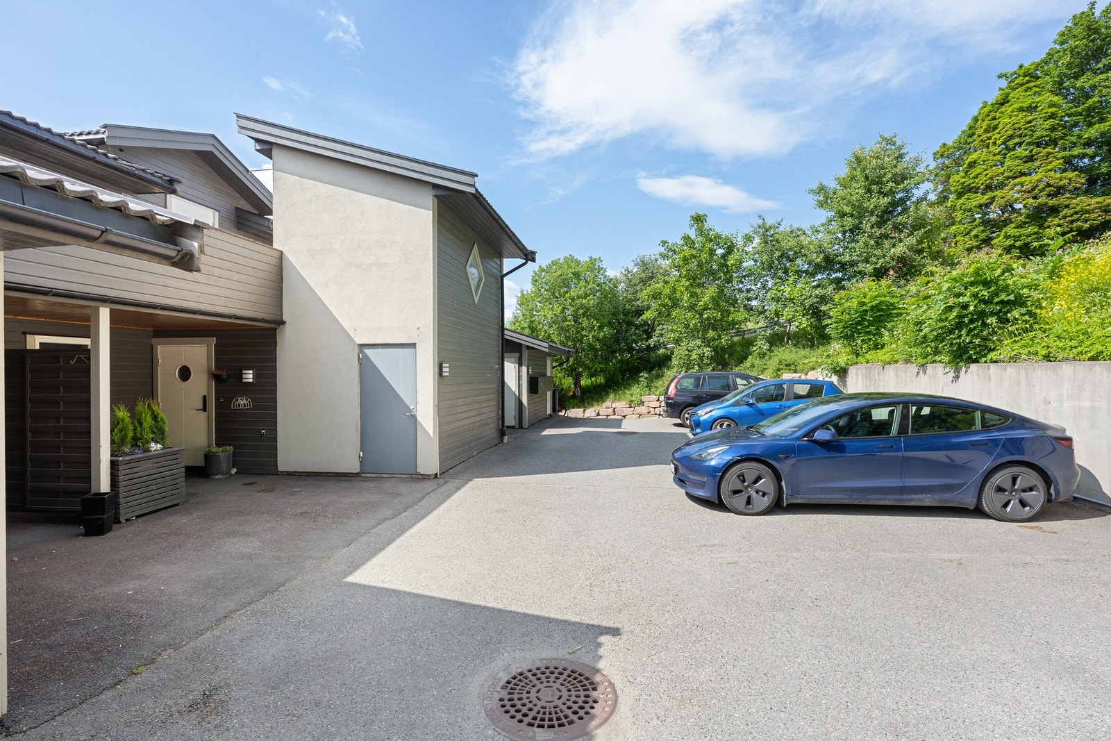 Det medfølger en fast biloppstillingsplass like utenfor inngangsdøren. Galleribilde