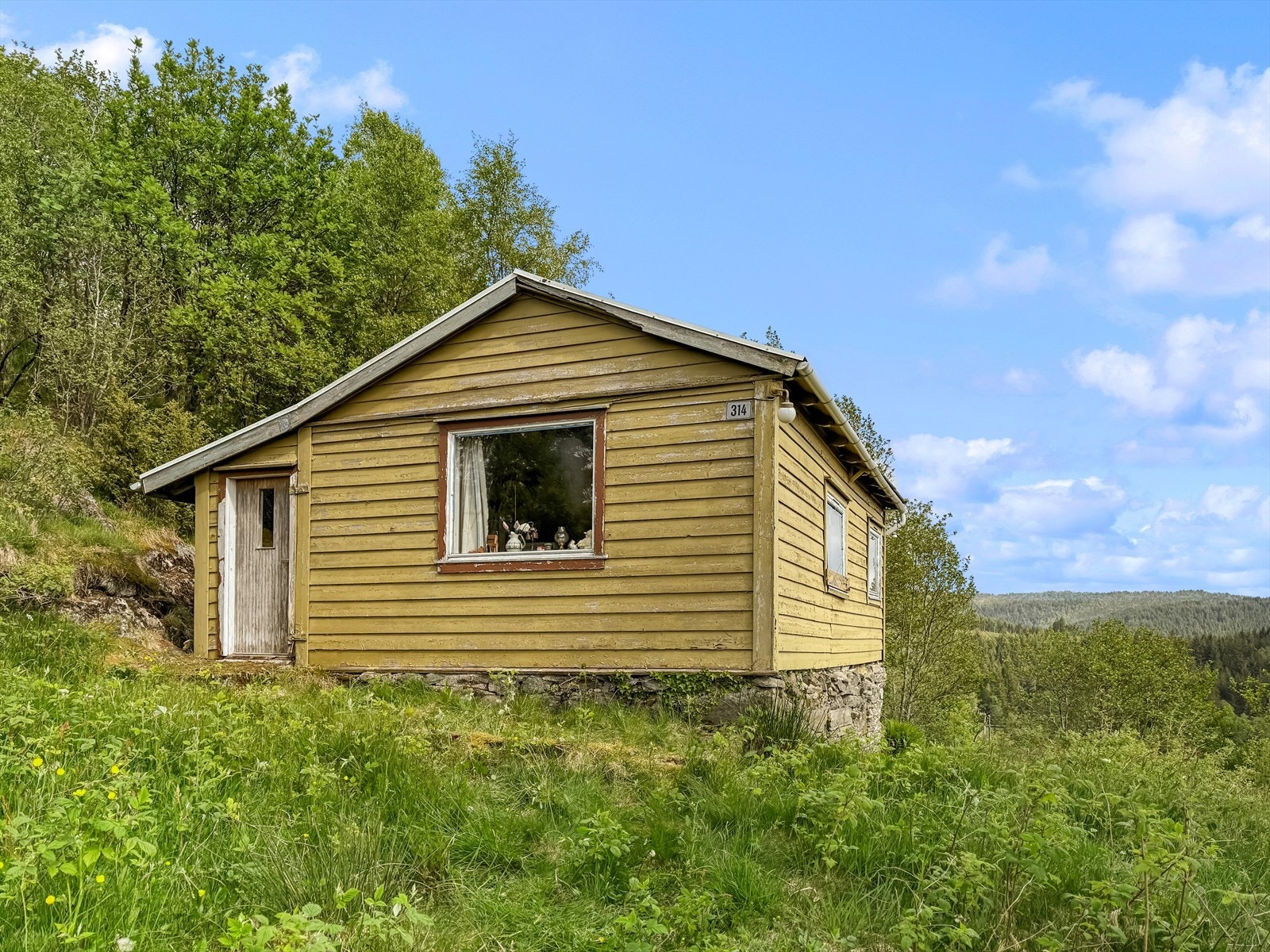 Eiendommen holder enkel standard og har hatt begrenset bruk og vedlikehold de siste 10 år, og fremstår med et tydelig behov for oppussing og oppgradering Galleribilde