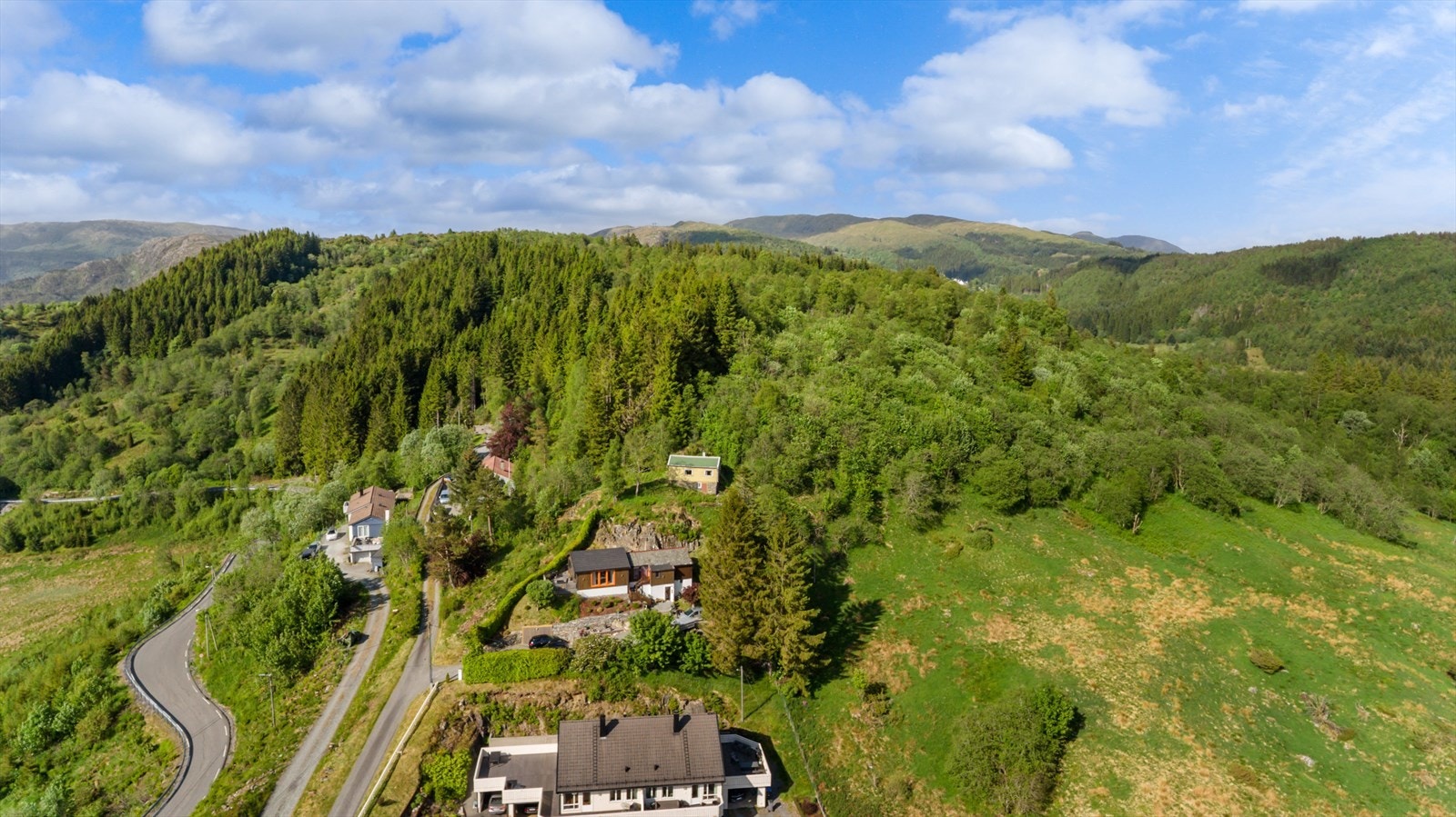 Flott tomt som ligger frempå et lite platå i skrånende terreng mot sørvest. Eiendommen ligger usjenert og fint til som den øverste eiendommen fint hevet over kjøreveien nedenfor Galleribilde