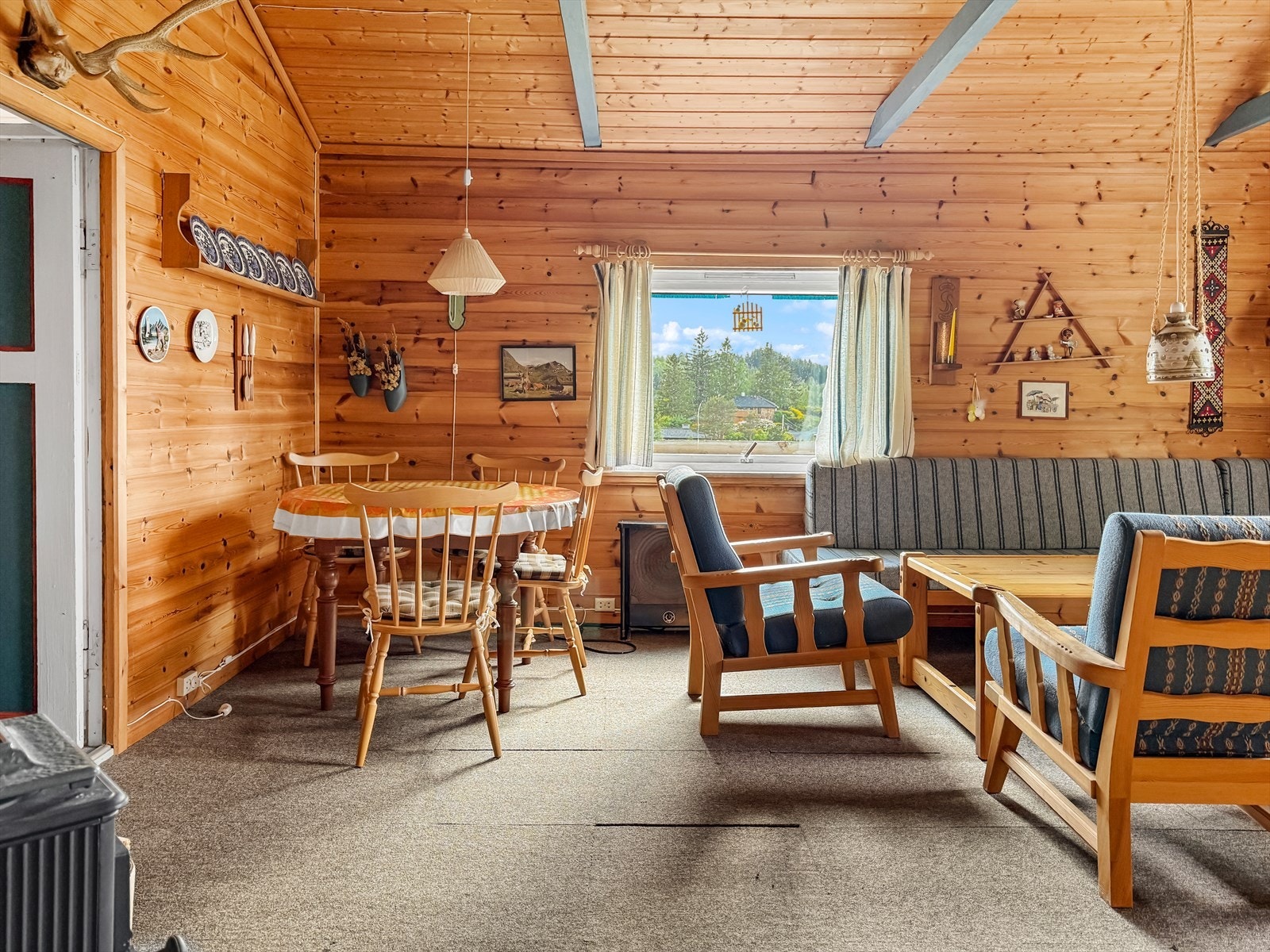 Himlet tak med synlige hanebjelker Galleribilde