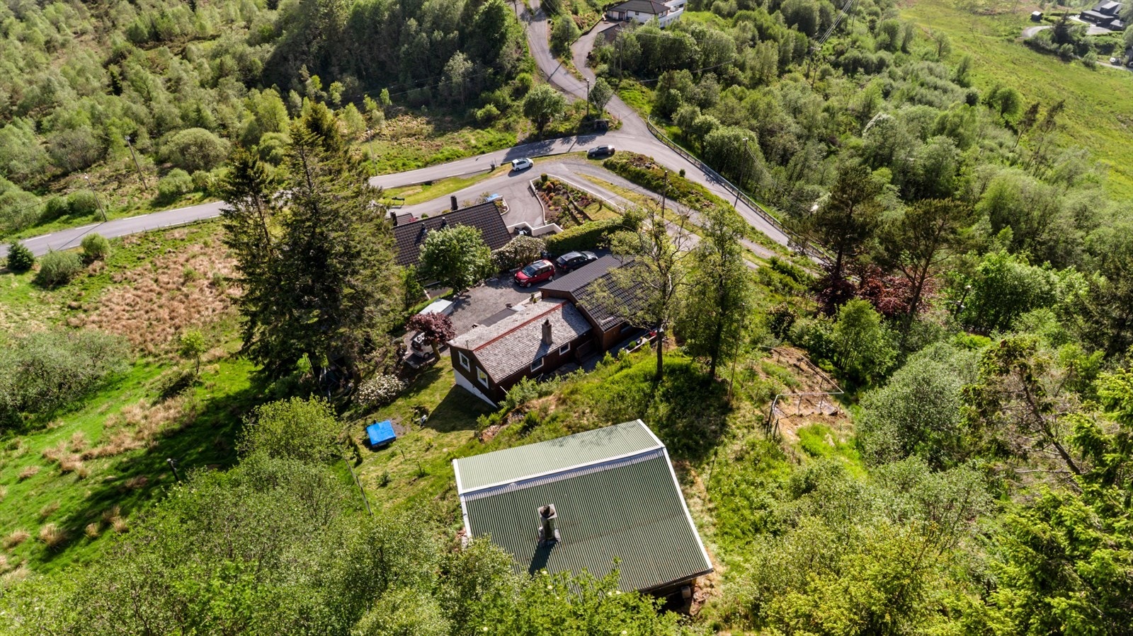 Det går gangsti opp langs til hytten, med 1-2 min. gange fra hovedveien. Tinglyst adkomstrett. Det er ikke parkering til eiendommen Galleribilde