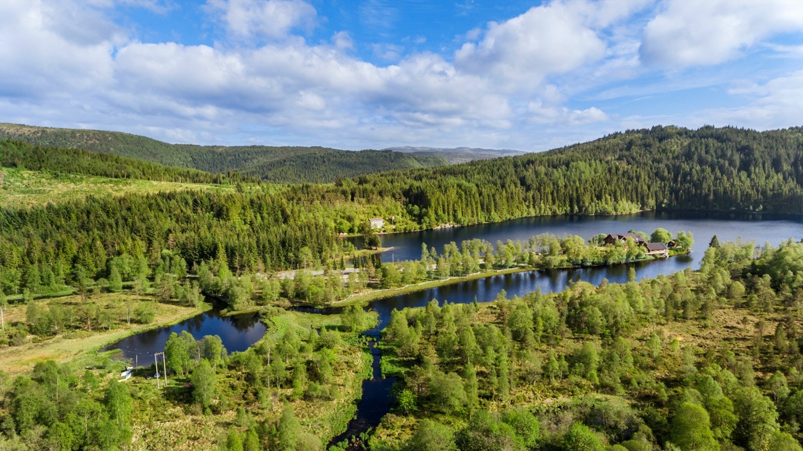 Svanetangen ligger like bortenfor eiendommen, og ved Stignavatnet er det flere badeplasser som kan benyttes sommerstid, gjerne i kombinasjon med en tur med kajakk eller kano Galleribilde